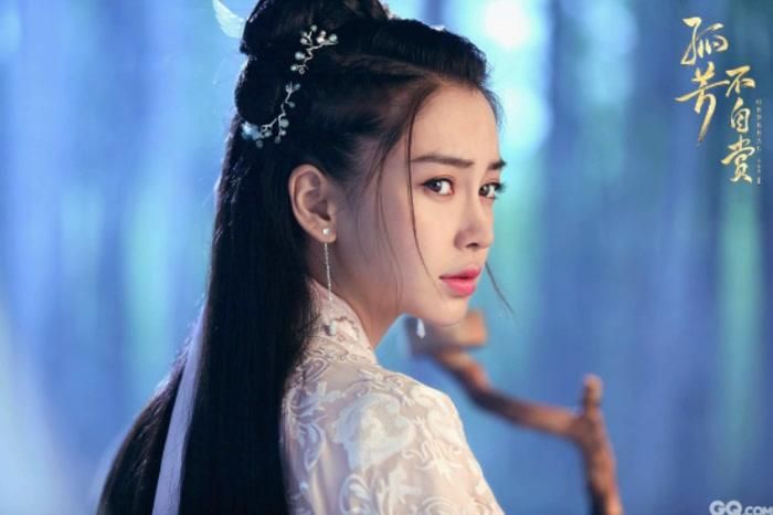 Angelababy vẫn nhận được sự quan tâm lớn mỗi khi xuất hiện tại các sự kiện giải trí và thời trang.