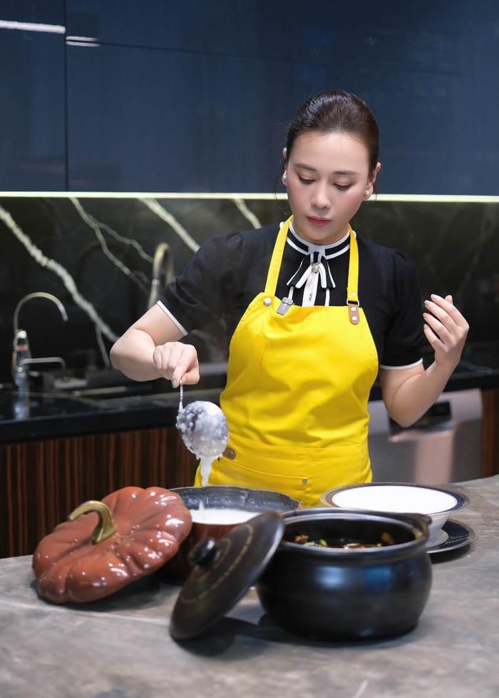 Ngoài chăm sóc các con, Phương Oanh thường xuyên vào bếp và chia sẻ những bữa cơm gia đình trên mạng xã hội.