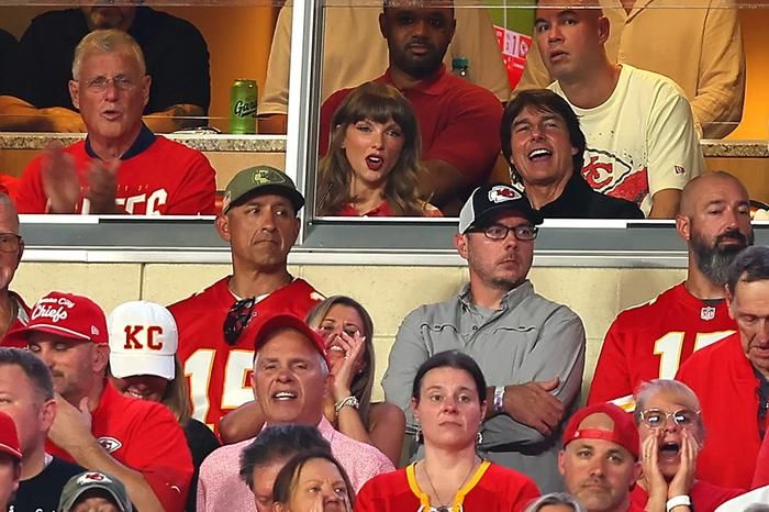 Trong cuộc trò chuyện, Taylor Swift cũng kể rằng khi mới quen Travis Kelce, cô gần như không biết gì về bóng bầu dục Mỹ. 