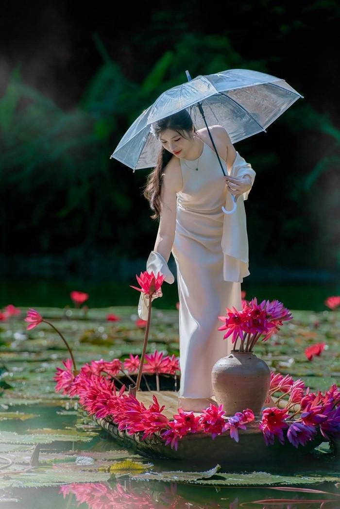 Thiếu nữ bên hoa súng. Ảnh: @Hoàng Trường Sơn