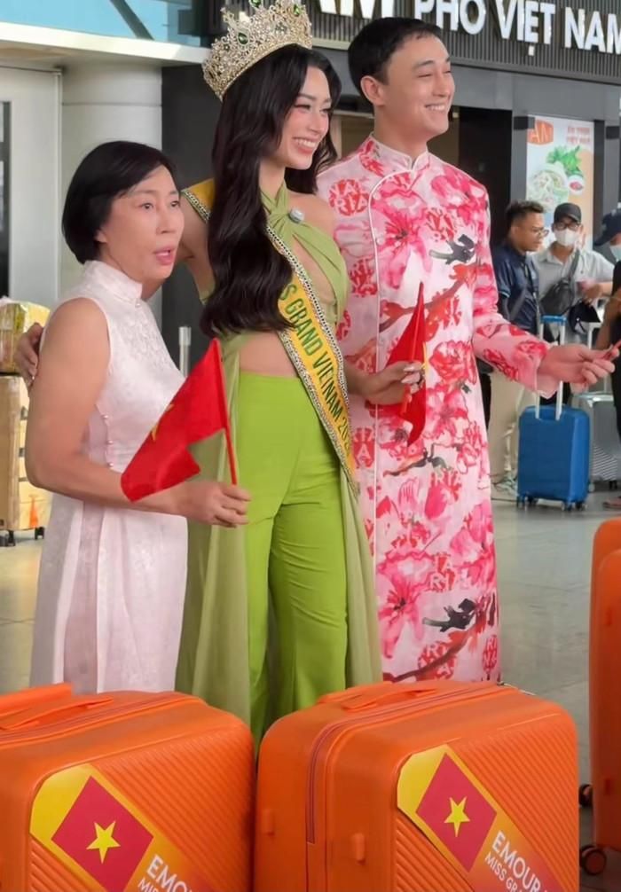 Anh trai đồng hành cùng Emoura Phạm trong hành trình chinh phục vương miện Miss Grand International 2026 tại Thái Lan.