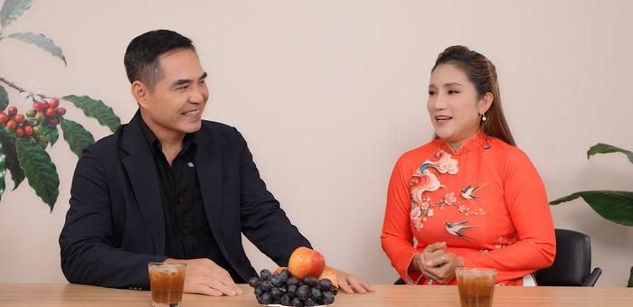 Cát Tường và Trung Dũng cùng dẫn dắt chương trình Trung Dũng Cát Tường - Thật Giả. Ảnh: Chụp màn hình