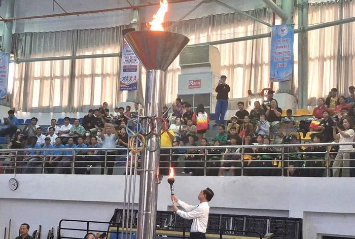 Ông Hồ Thanh Thủy - Phó Bí thư Tỉnh ủy, Chủ tịch UBMT Tổ quốc tỉnh Cà Mau thắp đuốc khai mạc Đại hội 