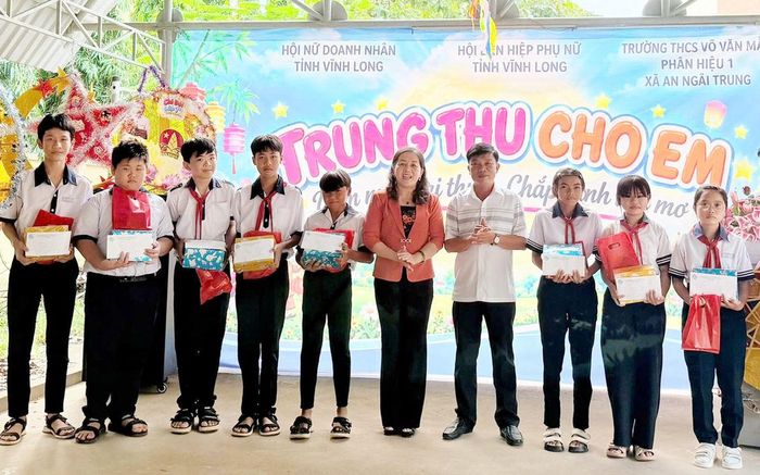 Trao học bổng, quà cho học sinh tại chương trình "Trung thu cho em"