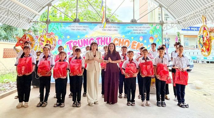 BTC tặng quà cho học sinh dịp Trung thu