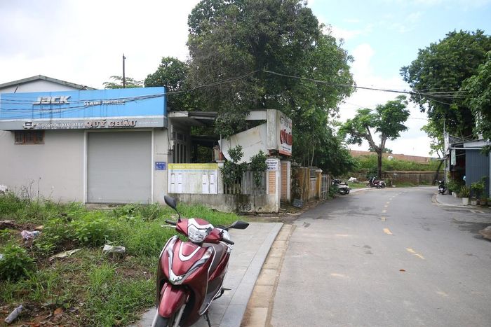 Cụ thể, vợ chồng con trai ông sinh sống thực tế tại lô đất từ năm 2015 đến nay. Tuy nhiên, cơ quan chức năng không xem xét bố trí tái định cư với lý do “không sinh sống tại địa chỉ đất thu hồi”.