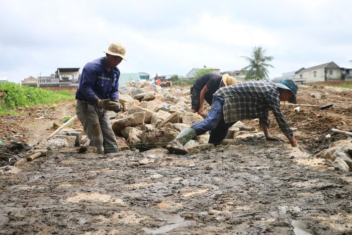 Hiện tại các đơn vị đang nỗ lực thi công hệ thống dốc kéo pháo tại các khu vực Eo bầu Đông Thái.