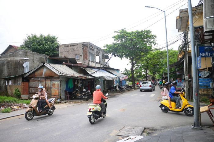 Mới đây, ngày 18/9, ông Lê Trí Thanh, Chủ tịch UBND TP Huế, đã có buổi kiểm tra thực tế tại Dự án Bảo tồn, tu bổ và tôn tạo hệ thống Kinh thành Huế. Chủ tịch UBND thành phố Lê Trí Thanh yêu cầu các đơn vị, địa phương rà soát cụ thể từng trường hợp chưa bàn giao mặt bằng; xác định rõ trách nhiệm, phương án và tiến độ xử lý; tập trung hoàn thiện các thủ tục, chính sách liên quan, bố trí tái định cư và đẩy nhanh tiến độ bàn giao mặt bằng.