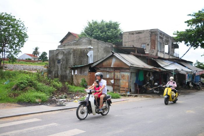 Theo thông tin từ Ban QLDA Đầu tư xây dựng khu vực 1, giai đoạn 1 của dự án được triển khai tại 11 khu vực, với tổng diện tích khoảng 25,5 ha, liên quan đến 2.233 hộ chính. Đến ngày 17/9, đã có 1.870 hộ bàn giao mặt bằng, đạt 83,7%. Tính đến thời điểm hiện tại còn hơn 360 trường hợp chưa bàn giao, chủ yếu liên quan đến chính sách bồi thường, hỗ trợ, tái định cư và một số vấn đề về đất đai.