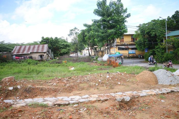 Ông H. V. L (trú đường Xuân 68, phường Phú Xuân, TP Huế) nói rằng, gia đình ông luôn chấp hành chủ trương di dời, tái định cư. Tuy nhiên, hiện gia đình vẫn còn một số vướng mắc về quyền lợi của hộ phụ nên đã gửi đề xuất các ban ngành mong được quan tâm giải quyết thấu đáo.