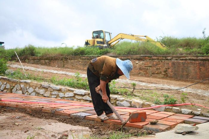 Đồng thời làm kè gạch, đường đi bộ, đường dạo thượng thành, hoàn thiện các công việc xây dựng ở khu vực 5 Eo bầu để sớm đi vào khai thác, sử dụng.