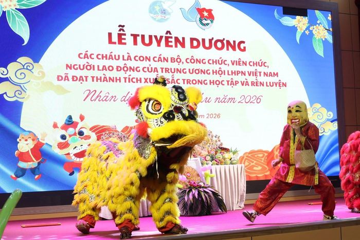 Tiết mục múa lân khuấy động chương trình