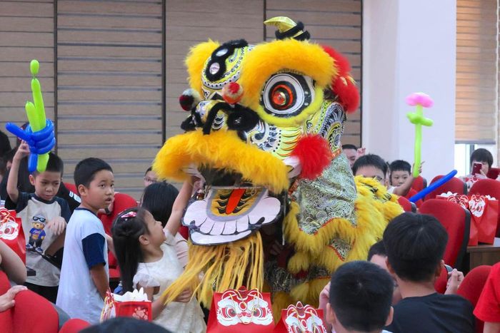 Các chú lân chúc mừng các bạn nhỏ nhân dịp Tết Trung thu