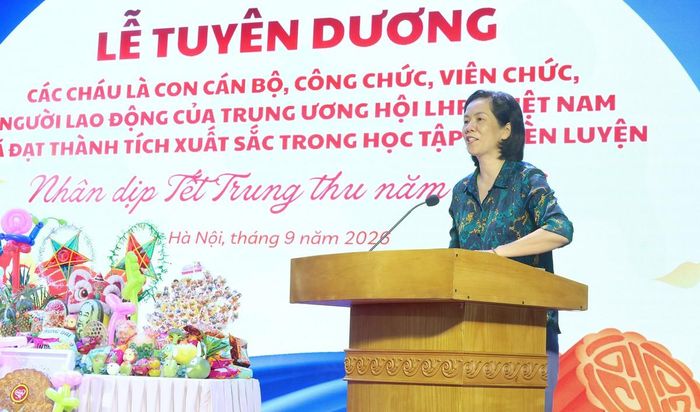 Phó Chủ tịch Hội LHPN Việt Nam Nguyễn Thị Minh Hương phát biểu chúc mừng các cháu thiếu niên, nhi đồng