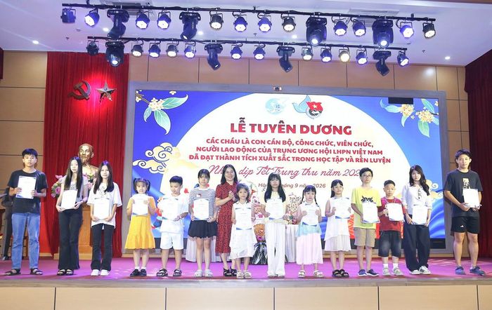 Phó Bí thư Đảng ủy Trung ương Hội LHPN Việt Nam Nguyễn Thị Kim Oanh trao Thư khen của Chủ tịch Hội LHPN Việt Nam Lê Thị Thuỷ cho các cháu có thành tích học tập xuất sắc trong học tập và rèn luyện