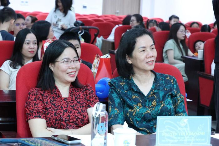 Phó Chủ tịch Hội LHPN Việt Nam Nguyễn Thị Minh Hương (bên phải) và Phó Bí thư Đảng ủy Trung ương Hội LHPN Việt Nam Nguyễn Thị Kim Oanh tham dự chương trình