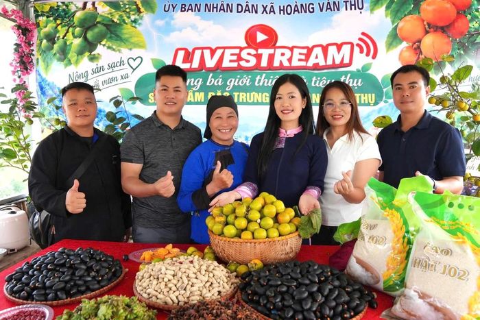 ThS Vũ Kim Oanh (thứ 3, từ phải sang) hướng dẫn bà con xã Hoàng Văn Thụ, tỉnh Lạng Sơn livestream bán hàng nông sản