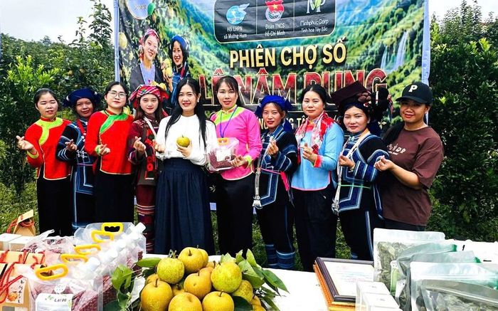 ThS Vũ Kim Oanh (thứ 5, từ trái sang) hướng dẫn phụ nữ dân tộc thiểu số xã Mường Hum, tỉnh Lào Cai livestream bán hàng