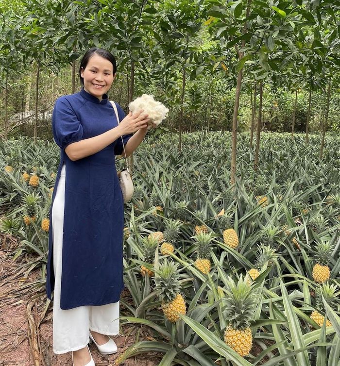 Bà Trần Thị Mỹ Hải trong chiếc áo dài dệt từ sợi dứa pha tơ tằm, một sản phẩm từ mô hình tận dụng phế phẩm nông nghiệp. Ảnh: Vietfiber