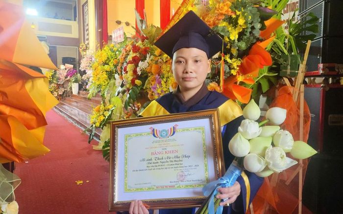Sư cô Thích Nữ Như Pháp - Thủ khoa hệ Cử nhân Phật học Khóa 9 của Học viện Phật giáo Việt Nam tại Hà Nội