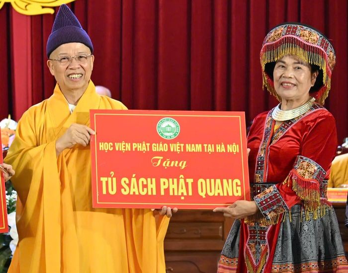 Hòa thượng Thích Thanh Quyết trao tặng Tủ sách Phật Quang cho các trường học