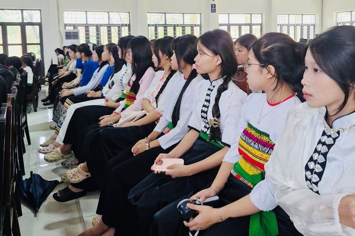 Hơn 300 nữ sinh đến từ các trường THPT trên địa bàn tỉnh Thanh Hóa tham dự chương trình