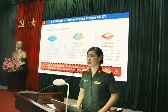 Thượng tá Nguyễn Thị Thanh Hải tập huấn chuyển đổi số cho cán bộ, giảng viên nhà trường.