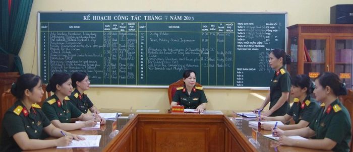 Hội phụ nữ giáo viên sinh hoạt chuyên đề.