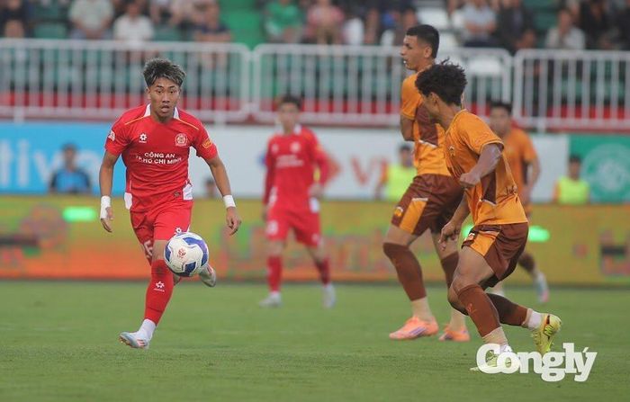 Ngô Đăng Khoa thi đấu nổi bật trong màu áo CLB Bóng đá Công an TP. Hồ Chí Minh. Ảnh: Đình Viên.