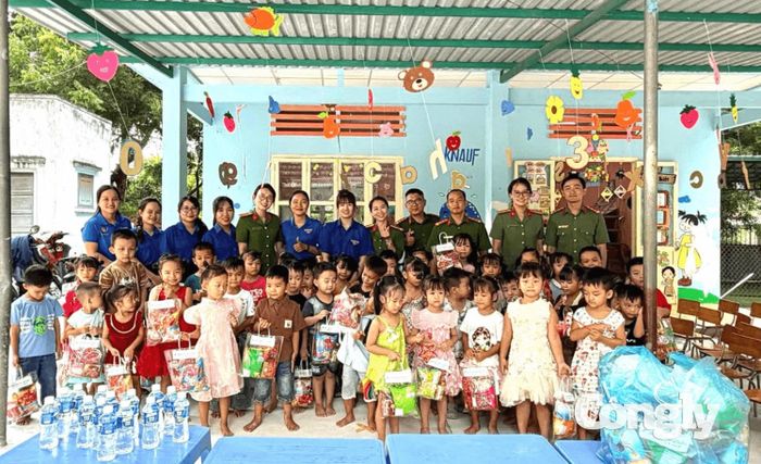 Những phần quà ý nghĩa dành cho trẻ em dịp Trung thu.