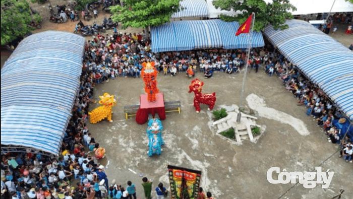 Không khí sôi nổi của chương trình “Trung Thu Phan Sơn 2026” tại sân trường Tiểu học và THCS Sơn Lâm.