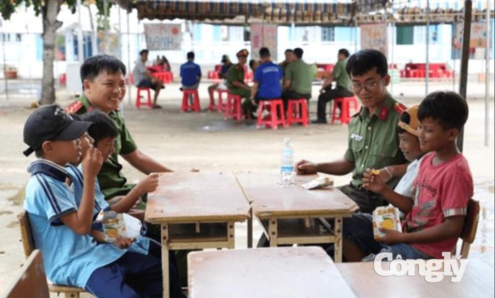 Ngoài tặng quà, công an còn lồng ghép tuyên truyền, phổ biến giáo dục pháp luật cho các em thiếu nhi.