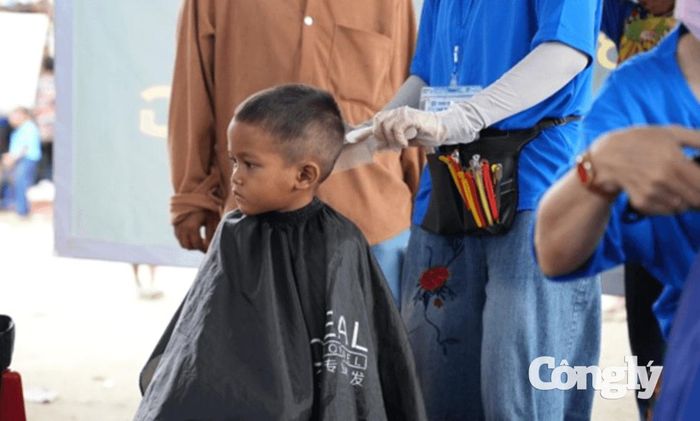 Các em thiếu nhi vùng cao được cắt tóc gòn gàng trong chương trình.