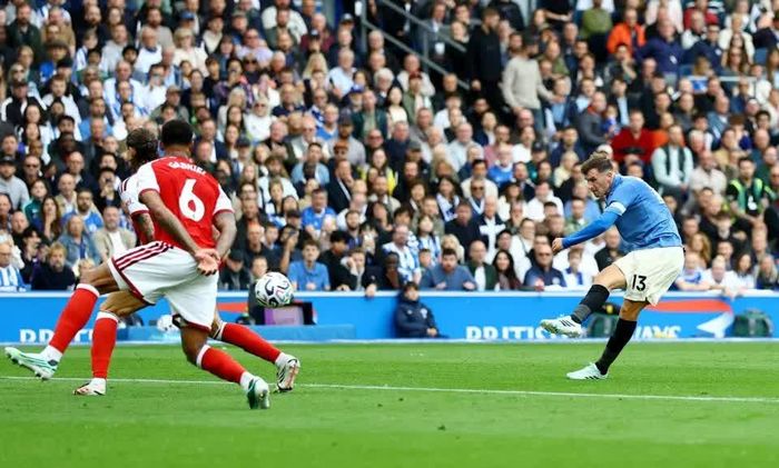 Pascal Gross đã đưa Brighton vươn lên dẫn trước với một cú sút chạm cột dọc rồi đi vào lưới. (Ảnh: Reuters)