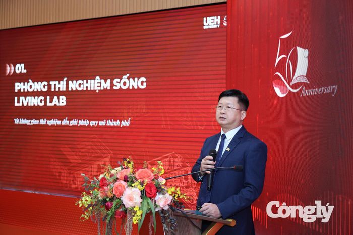 TS Đinh Công Khải phát biểu.