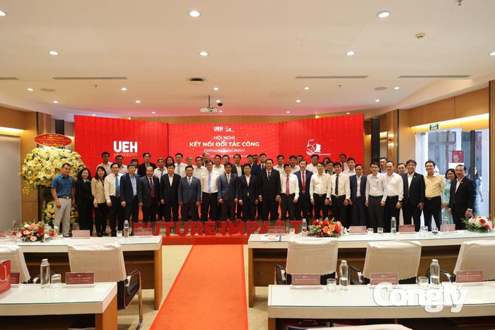 Các đại biểu chụp ảnh lưu niệm.