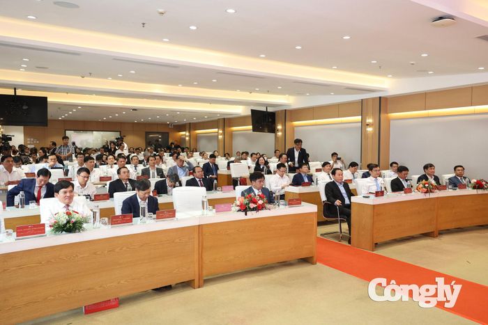 Phó Thủ tướng và các đại biểu tham dự hội nghị.