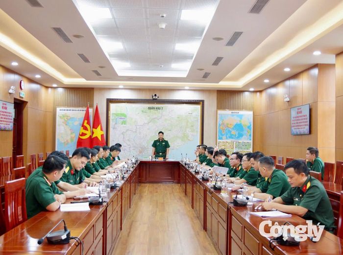 Quân khu 7 phối hợp với Báo Công lý triển khai kế hoạch thông tin, tuyên truyền, phổ biến pháp luật. (Ảnh: Hằng Ny)