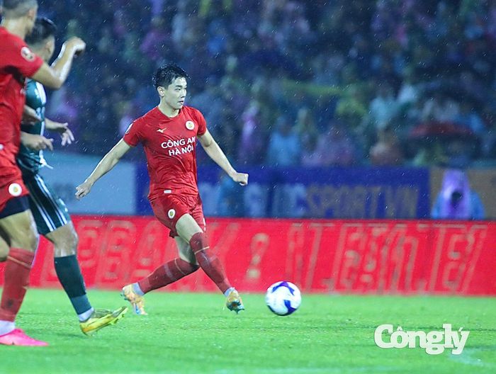 Đình Bắc không ghi bàn nhưng đóng góp rất lớn vào chiến thắng 3-0 của đội nhà. Ảnh: Đình Viên.