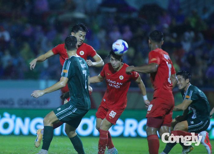 Đẳng cấp của Công an Hà Nội và việc chơi hơn người giúp họ dễ dàng đánh bại chủ nhà Đồng Nai. Ảnh: Đình Viên.