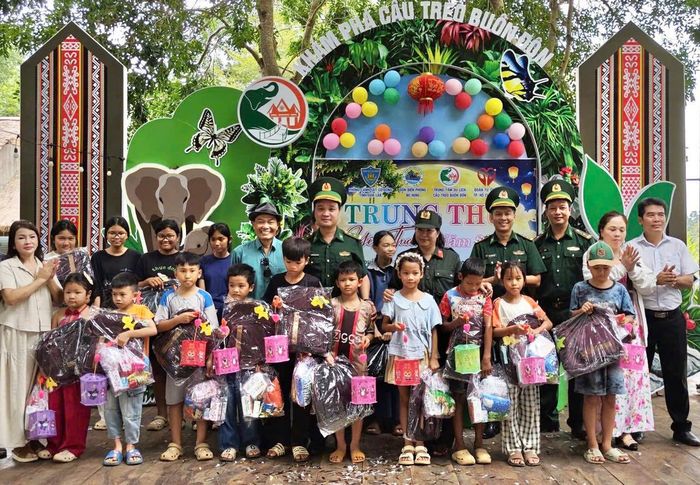 Đại diện Chỉ huy Đồn Biên phòng Bo Heng và các đơn vị tặng quà các em thiếu nhi trong chương trình “Trung thu yêu thương” tại xã Buôn Đôn.