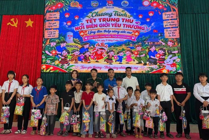 Đại diện Chỉ huy Đồn Biên phòng Ia Rvê và các đơn vị phối hợp trao quà trung thu tặng các em thiếu nhi tại xã Ia Rvê.