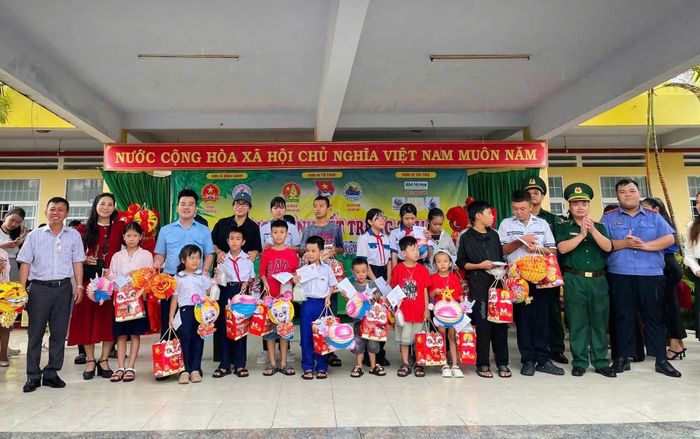 Đại diện Chỉ huy Đồn Biên phòng Hòa Hiệp Nam cùng các đơn vị trao quà tặng các em thiếu nhi tại phường Hòa Hiệp.
