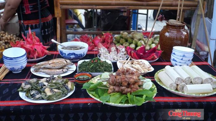 Mâm cơm của người Cơ Tu sẽ luôn có cơm lam, thịt nướng, cá suối....