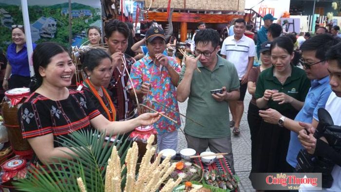 Những hoạt động sinh hoạt đời thường được tái hiện sinh động, mang đến góc nhìn gần gũi, chân thực cho du khách tham quan.