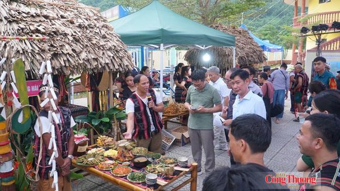Trong khuôn khổ lễ hội, đồng bào Cơ Tu các xã còn tổ chức thi làm mâm cơm truyền thống của người Cơ Tu.