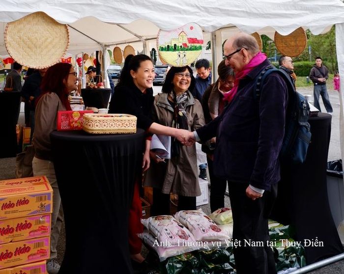Tham tán Thương mại Việt Nam tại Thụy Điển (kiêm nhiệm Na Uy, Đan Mạch, Iceland và Latvia) Nguyễn Thị Hoàng Thúy (đứng giữa).