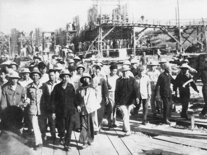 Chủ tịch Hồ Chí Minh thăm công trường đại thủy nông Bắc - Hưng - Hải. Ảnh: hochiminh.vn