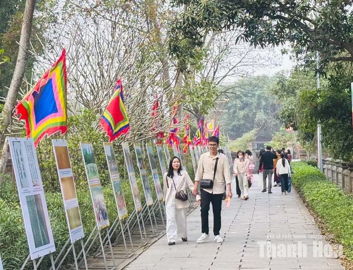 Du khách tham quan Khu Di tích quốc gia đặc biệt đền Bà Triệu.