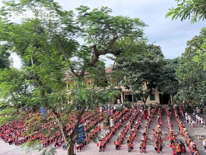 Học sinh Trường TH Lê Văn Tám, phường Sầm Sơn dự lễ khai giảng năm học mới.